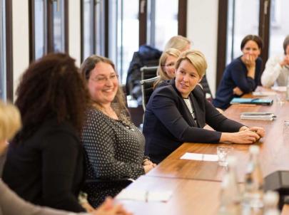 Fachkräfteoffensive für Erzieherinnen und Erzieher Treffen Auszubildende des Pestalozzi-Fröbel-Hauses Familienministerin Giffey