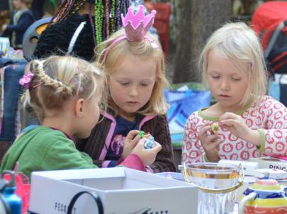 Kinder beim Flohmarkt