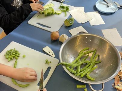 Gemüse verarbeiten in der Fliederbusch-Grundschule