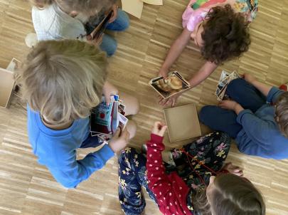 Sechs Kinder im Kreis analysieren Infokarten zu Inhaltsstoffen von Drogen