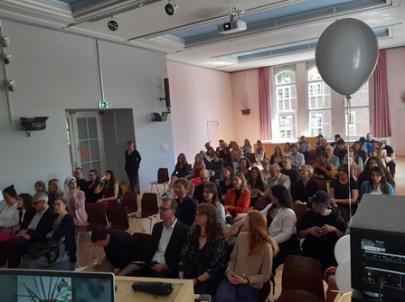 Absolvent*innen mit Angehörigen und Freunden