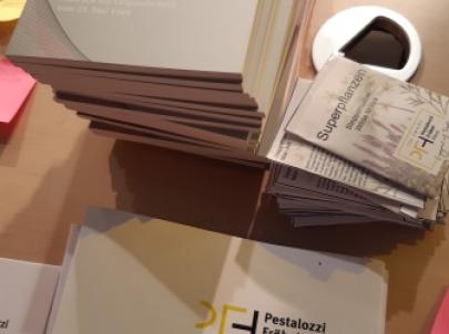 Zu den Zeugnissen gab es die Sonderausgabe 75 Jahre Grundgesetz und Samentütchen für Superpflanzen