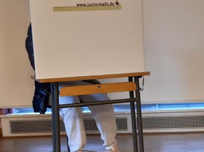 Besetzte Wahlkabinen