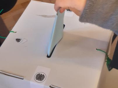 Wahlzettel einwerfen - Stimme abgegeben