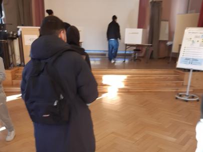 Kurze Wartezeiten vor den Wahlkabinen