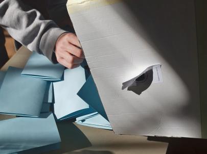 Stimmauszählung - Öffnen der Wahlurne