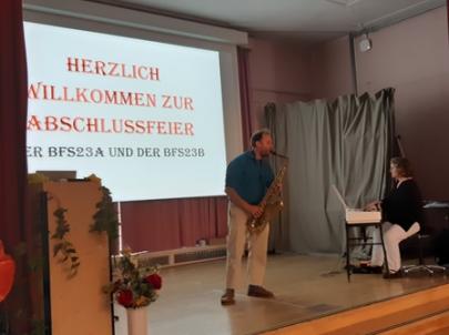 Abschlussfeier BFS23 Auftritt Alterman + Vryzaki