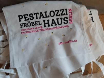 ... gefüllte Umhängetaschen