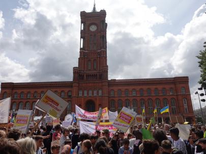 Soziale Arbeit ist #unkürzbar! Mitarbeiter*innen des PFH demonstrieren vor dem Roten Rathaus mit Schildern.