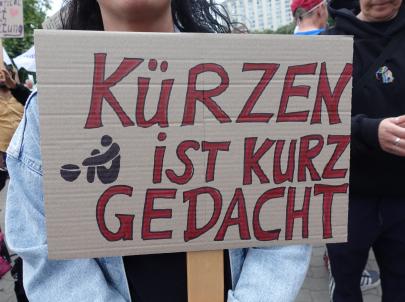 Schild: Kürzen ist kurz gedacht