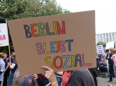 Schild mit bunter Schrift: Berlin bleibt sozial
