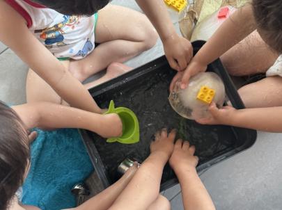 Wasser-Eis Projekt mit Kinderhänden 