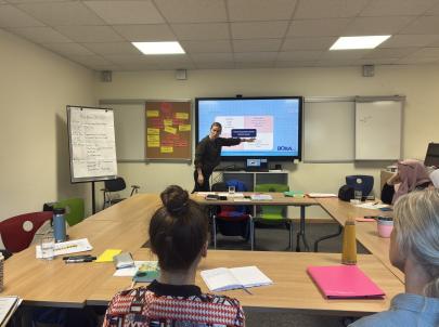 Alicia Königer hält einen Vortrag über für häusliche und geschlechtsspezifische Gewalt