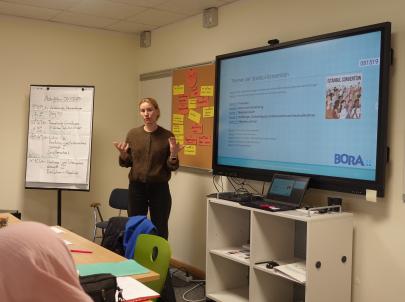 Alicia Königer hält einen Vortrag über für häusliche und geschlechtsspezifische Gewalt