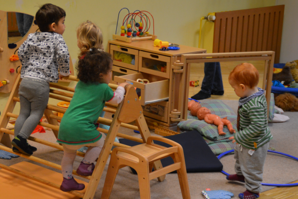 Kinder im Spielraum