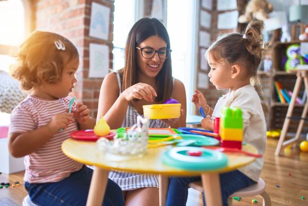 Erzieher*in mit Kindern