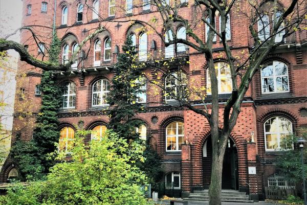 Schule im Herbst