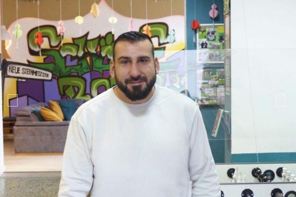 Tolga Denli, Leiter des interkulturellen Treffpunkts für Kinder und Jugendliche Fresh 30, Berlin Schöneber-Nord, Pestalozzi-Fröbel-Haus