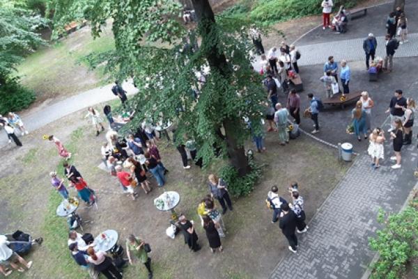 zusammen den erfolgreichen Abschluss feiern