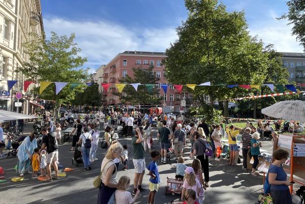 Kiez der Zukunft: Spiel-und Bewegungsstraße in der Akazienstrasse mit Ständen von 16 Initiativen