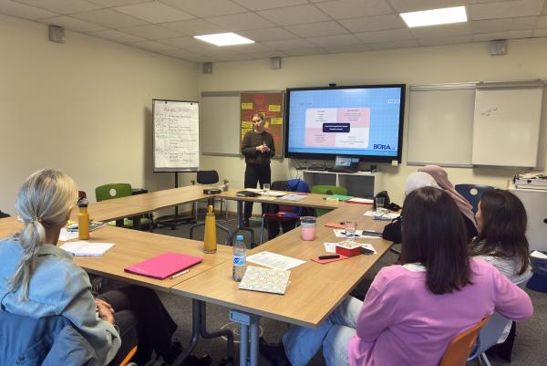 Alicia Königer hält einen Vortrag über für häusliche und geschlechtsspezifische Gewalt