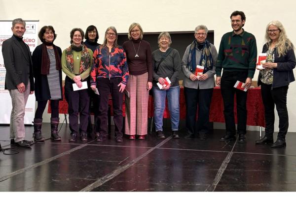 Gruppenfoto: Verleihung der Ehrenamtskarte im Rathaus Schöneberg