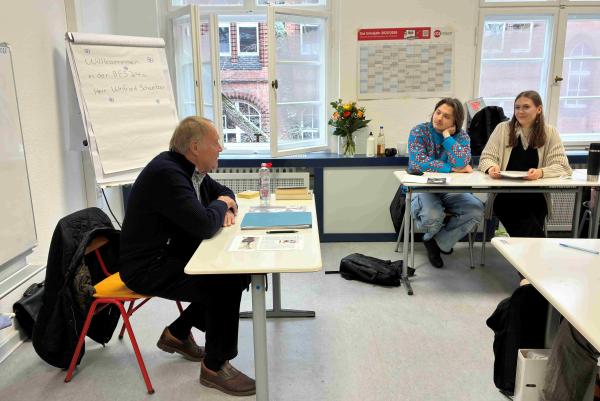 Winfried Schweitzer im Gespräch mit Schüler*innen