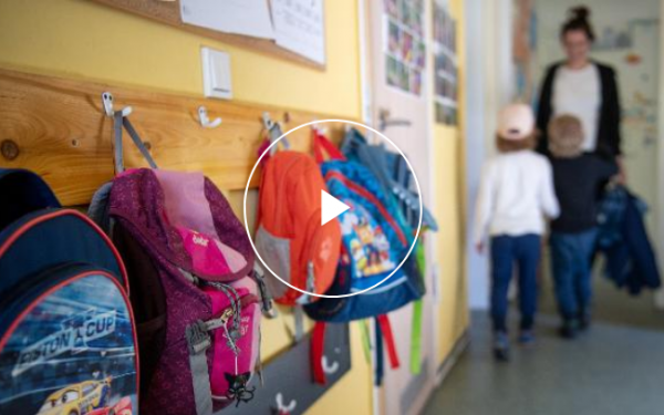 Screenshot eines Videos von Reuters zur Rückkehr von Kitas in den Regelbetrieb nach dem Corona-Lockdown. Im Bild: Kita Barbarossastraße des Pestalozzi-Fröbel-Hauses.