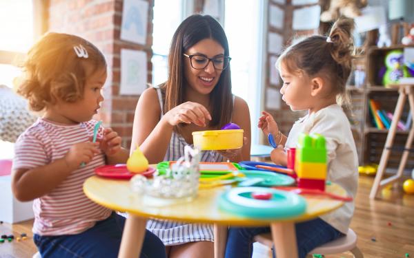 Erzieher*in mit Kindern