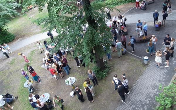 zusammen den erfolgreichen Abschluss feiern