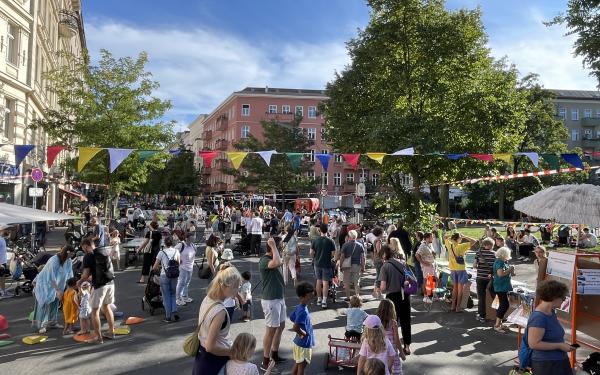 Kiez der Zukunft: Spiel-und Bewegungsstraße in der Akazienstrasse mit Ständen von 16 Initiativen