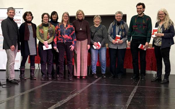 Gruppenfoto: Verleihung der Ehrenamtskarte im Rathaus Schöneberg