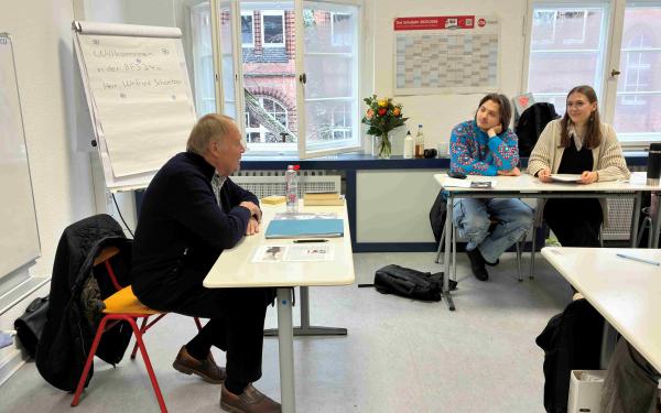 Winfried Schweitzer im Gespräch mit Schüler*innen